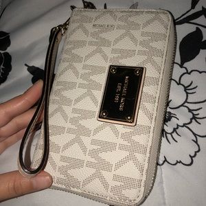 Michael Kors smartphone wristlet